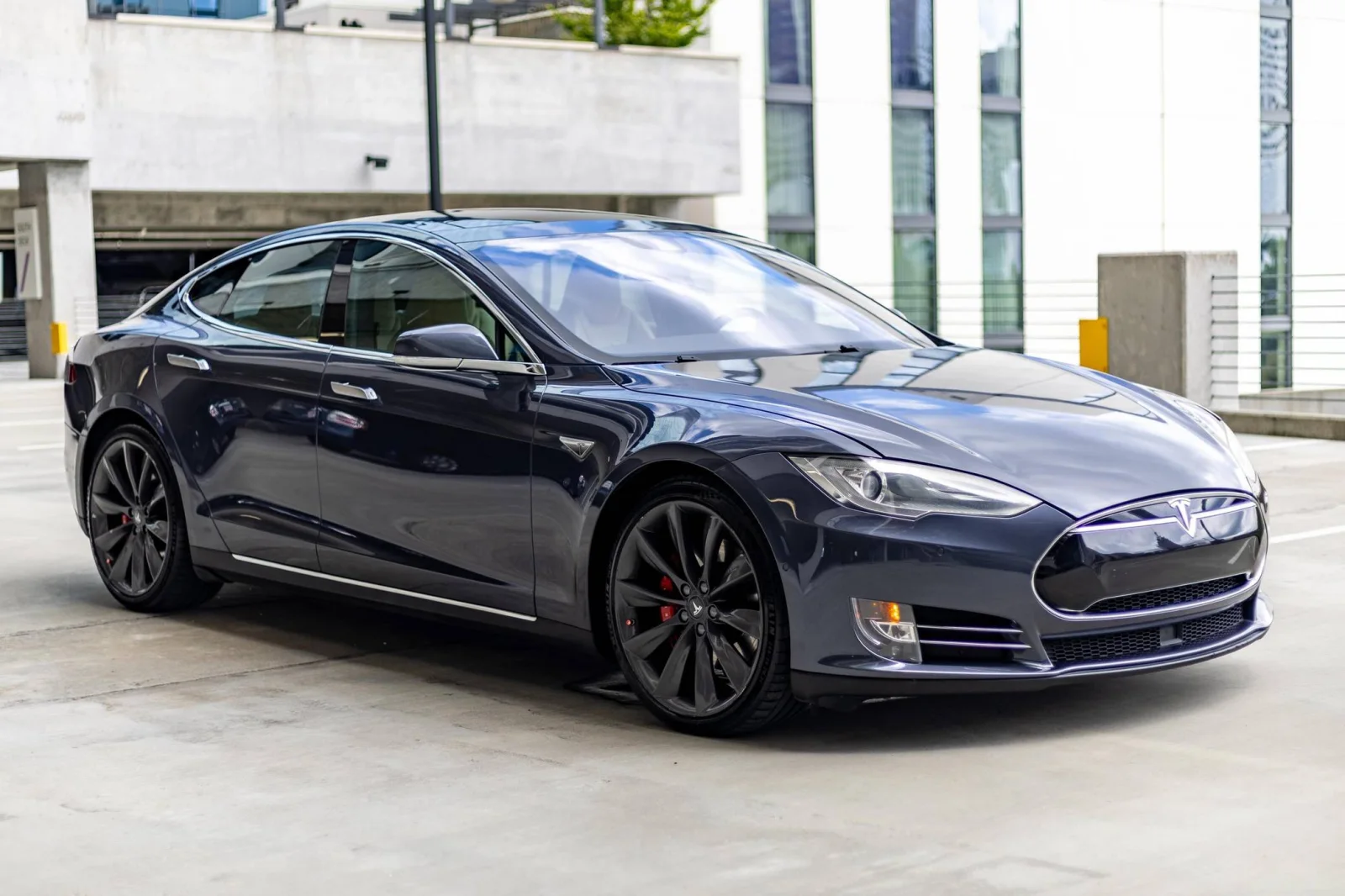 2015 Tesla Model S — Fahrzeugfotos 1