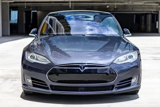 2015 Tesla Model S — Fahrzeugfotos 6