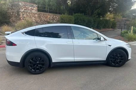 2021 Tesla Model X — Fahrzeugfotos 3
