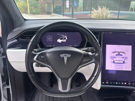 2021 Tesla Model X — Fahrzeugfotos 7