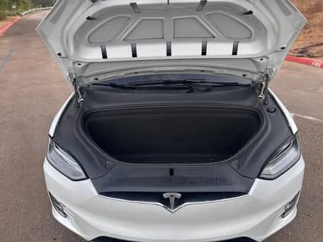2021 Tesla Model X — Fahrzeugfotos 10