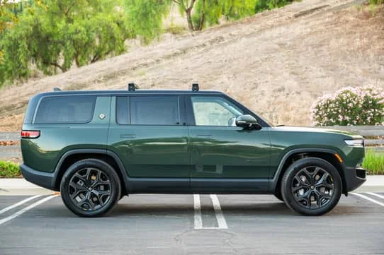 2025 Rivian R1S — Vehicle photos 3