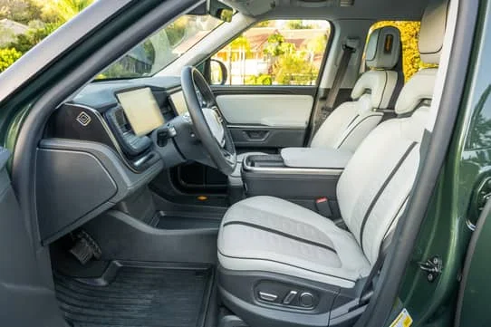 2025 Rivian R1S — Vehicle photos 9