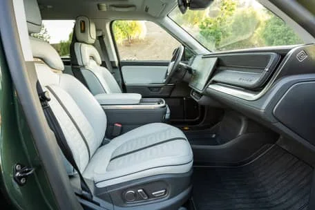 2025 Rivian R1S — Vehicle photos 10