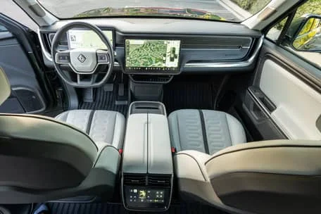 2025 Rivian R1S — Vehicle photos 12