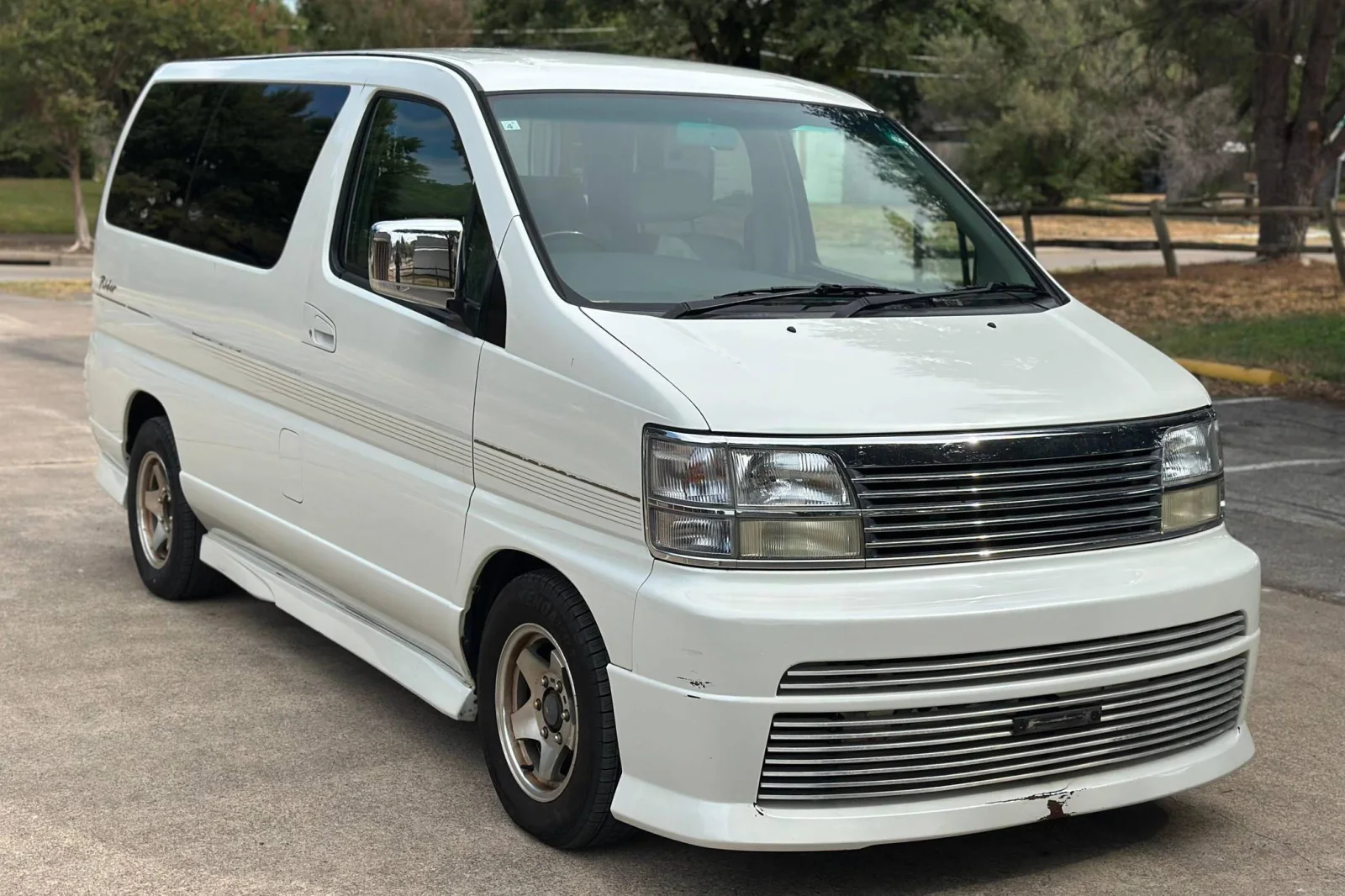 1999 Nissan Elgrand — Vehicle photos 1