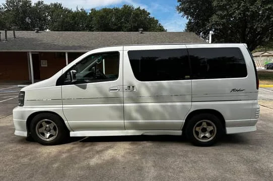 1999 Nissan Elgrand — Vehicle photos 3
